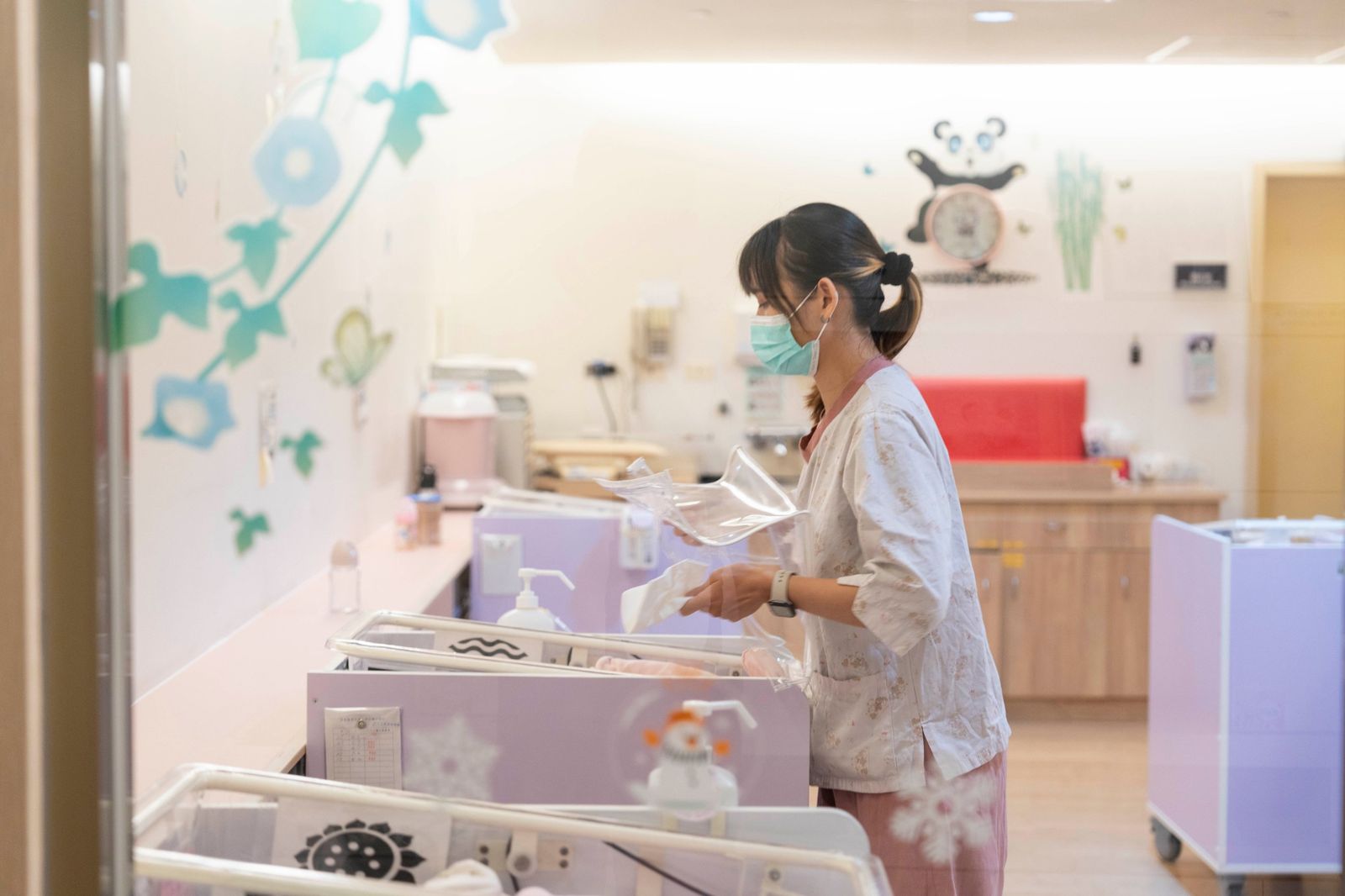 嬰兒室護理人員照護