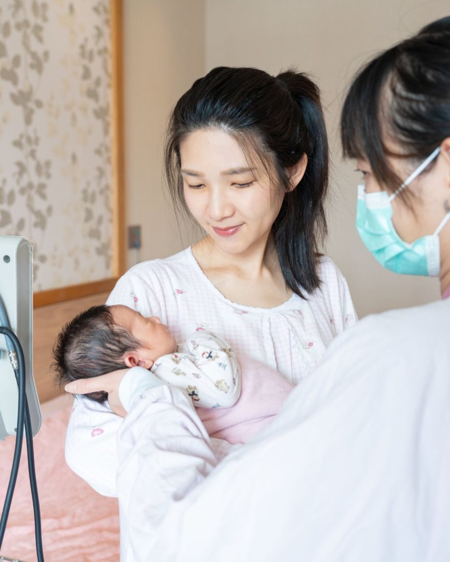 護理師協助媽媽照顧新生寶寶